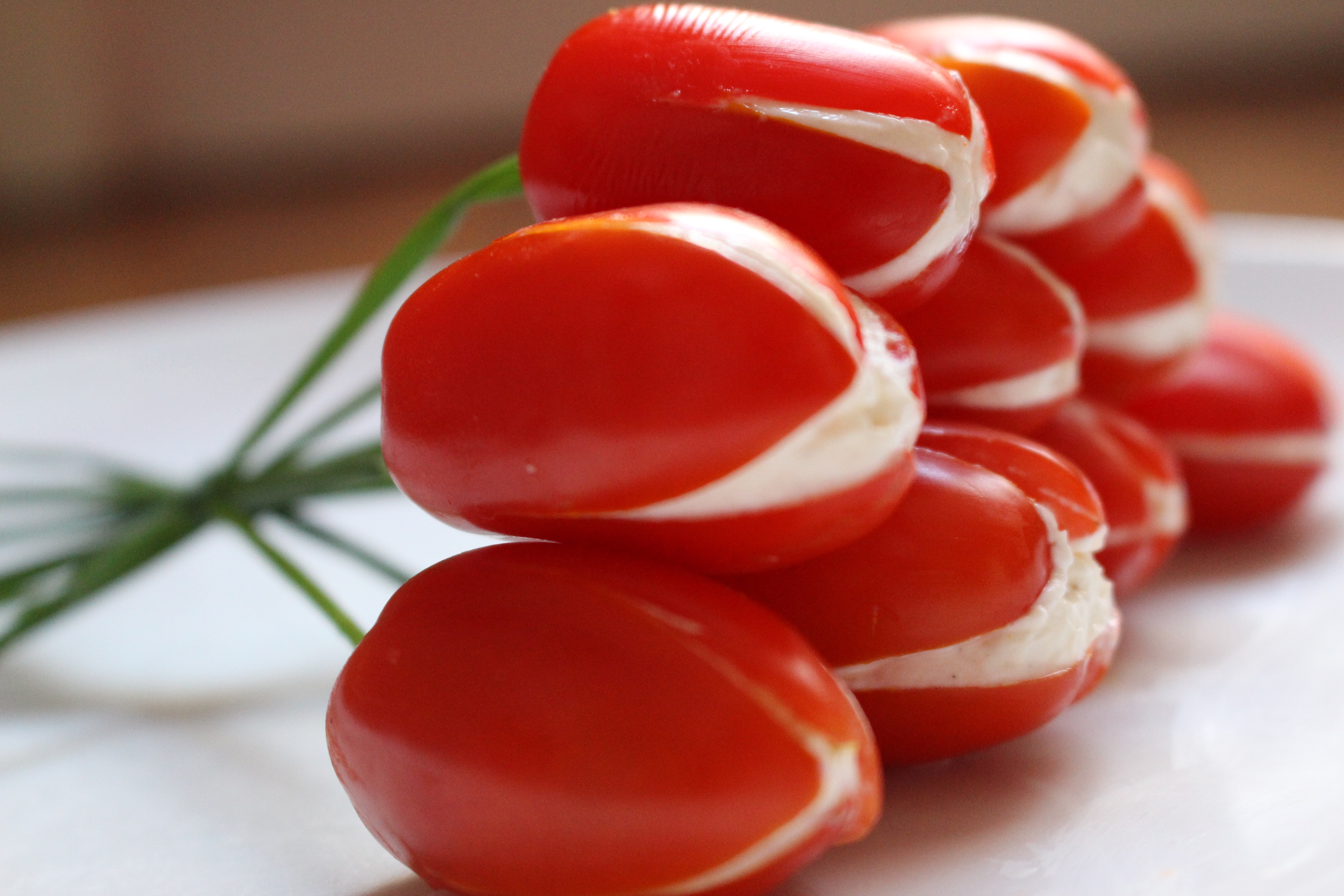 la tomate cerise fourrée au fromage frais : un joli bouquet de tulipes